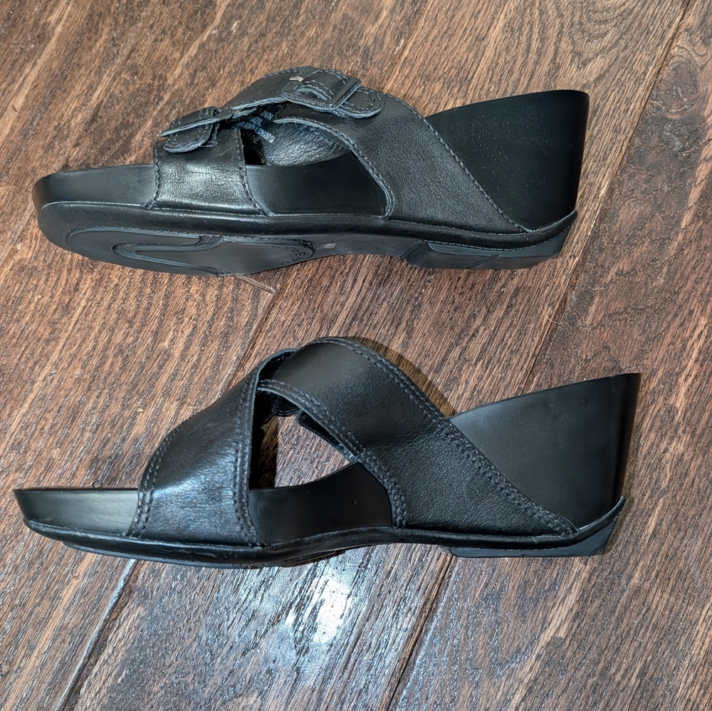 NWOB Via Spiga Wedge Sandals Criss Cross Buckle Detail Black - Picture 4 of 9